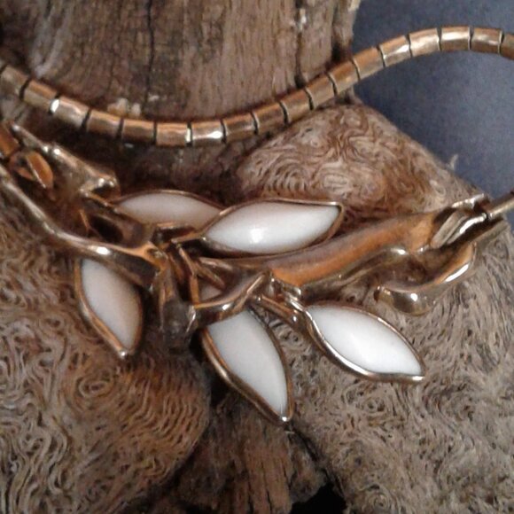 TRIFARI Vintage Necklace White Glass Set in Deep Gold Tone Metals - Picture 5 of 5